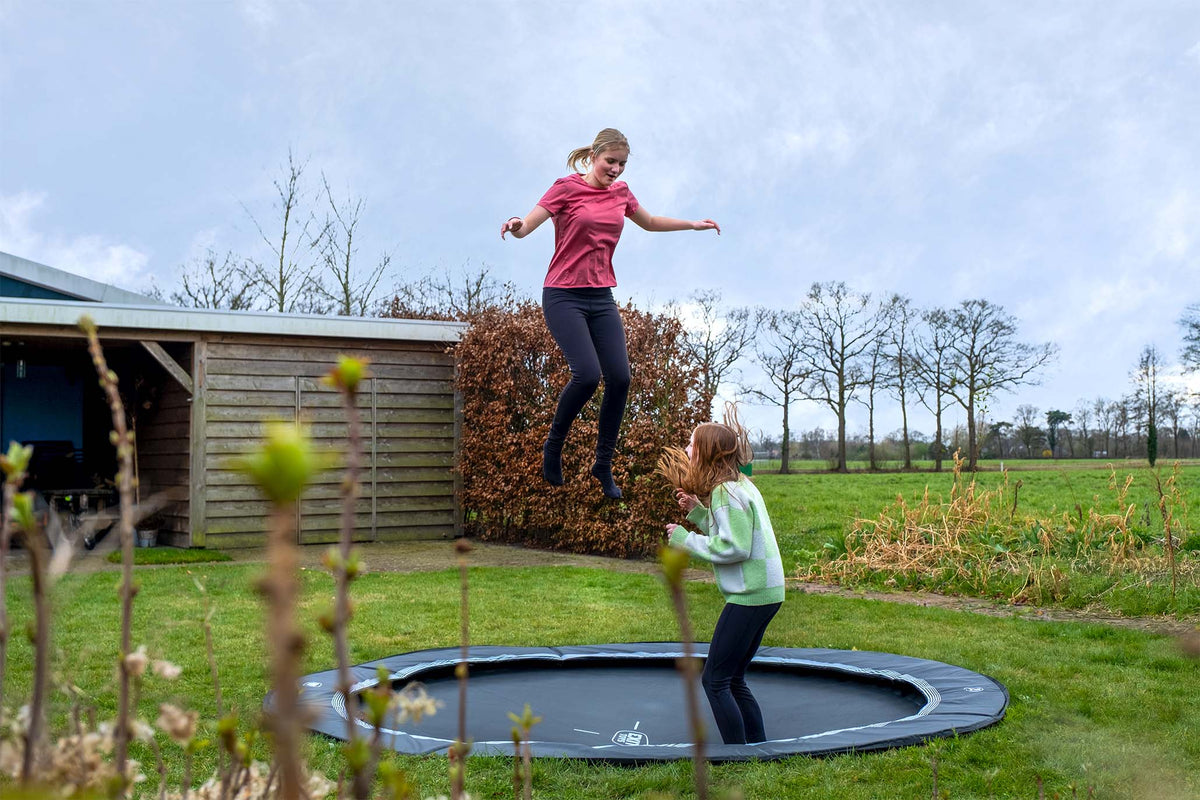 EXIT InTerra ebenerdige sports Trampolin ø244cm - schwarz