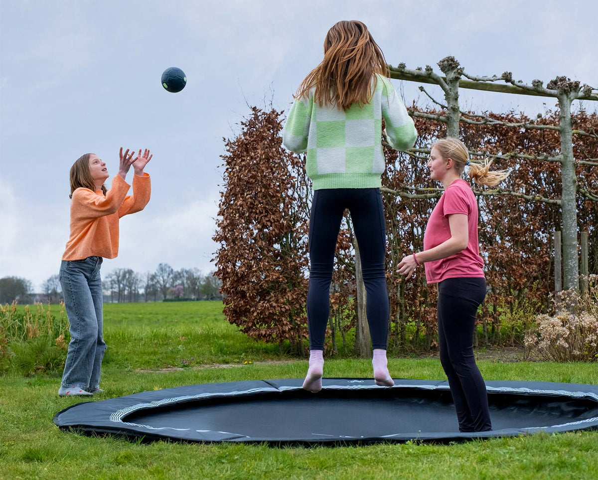 EXIT InTerra ebenerdige sports Trampolin ø244cm - schwarz