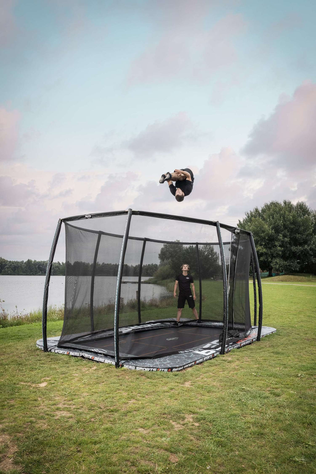 BERG Ultim Pro Bouncer FlatGround 500 mit Sicherheitsnetz XL