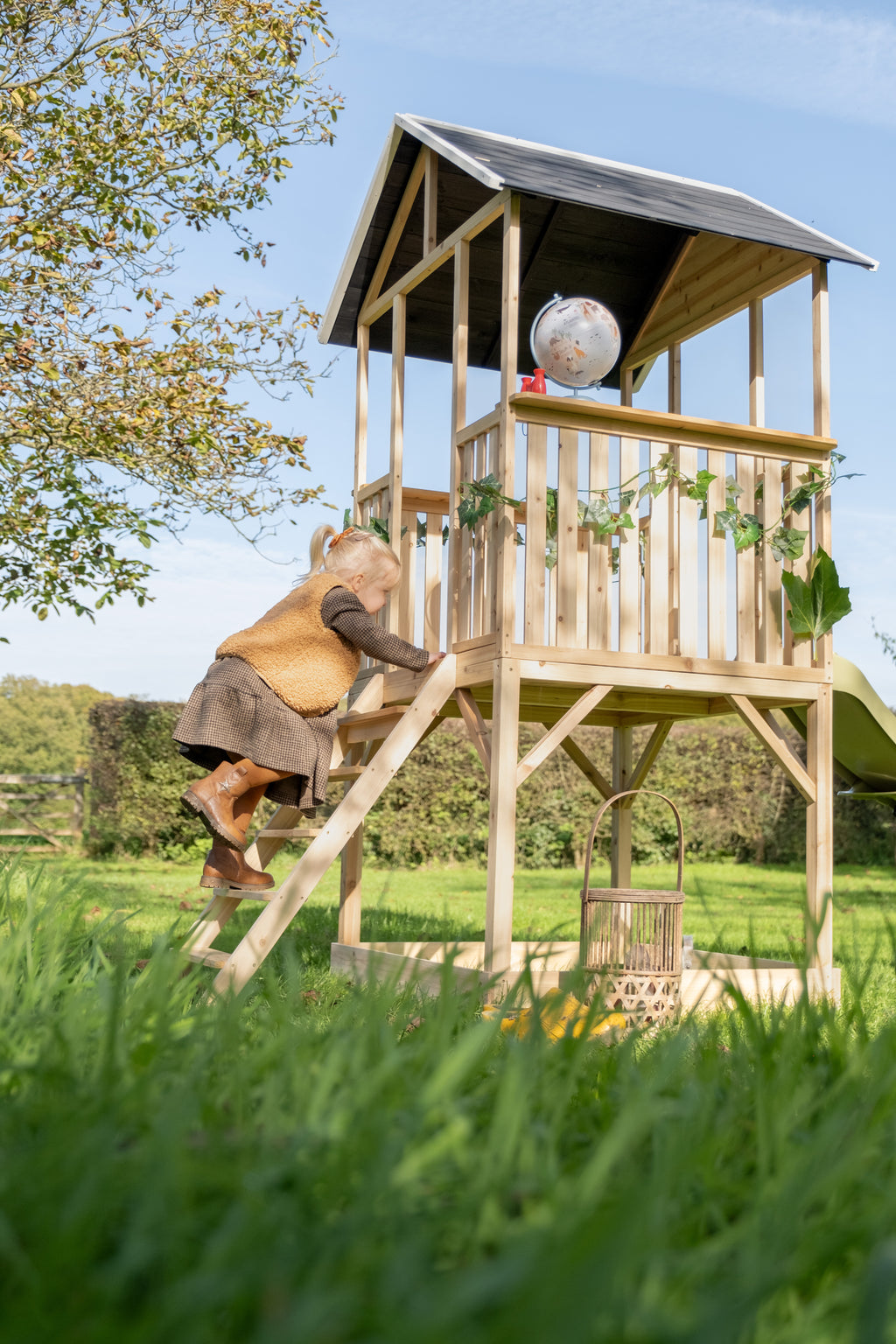 EXIT Panorama 500 Holzspielhaus mit Rutsche und Sandkasten